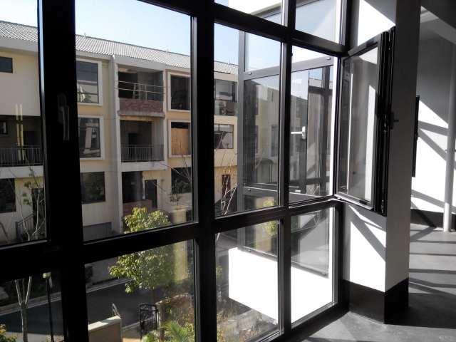 斷橋鋁封陽臺廠家沒選好，終于知道為啥漏水了