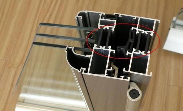 如何區(qū)分?jǐn)鄻蜾X門(mén)窗的隔熱條是尼龍還是PVC？