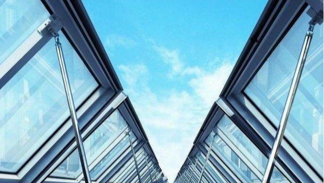 嫌上千塊的斷橋鋁門窗貴，用了幾百元的，住了幾年后我們在對比下